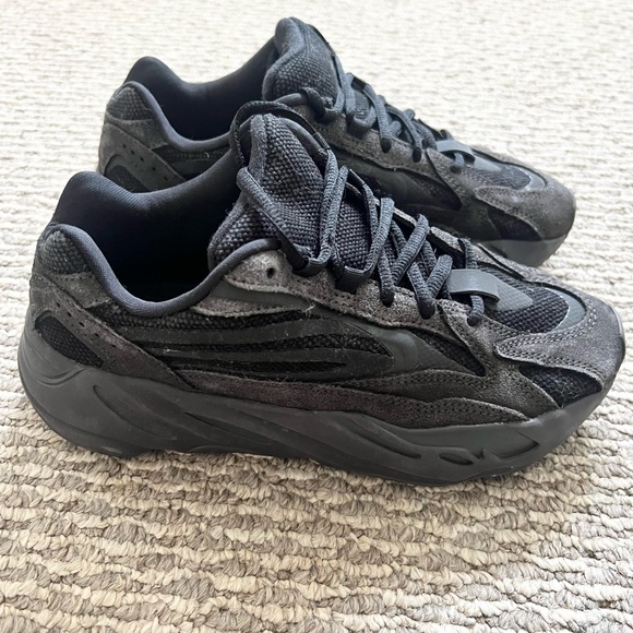 Size 5.5 - adidas Yeezy Boost 700 V2 Vanta - Picture 4 of 6